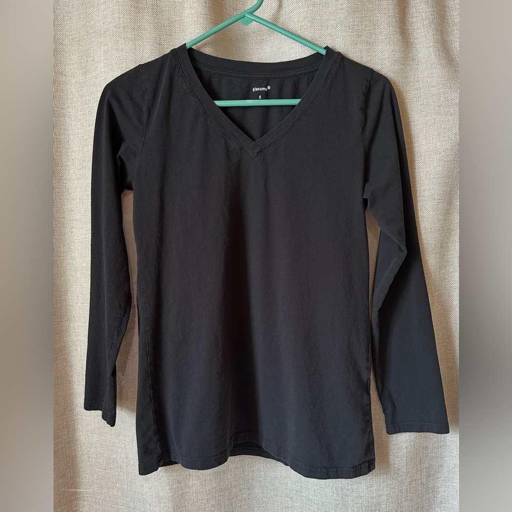 Elesomo•long-sleeve v-neck t-shirt•women’s small•100% cotton•basic black tee